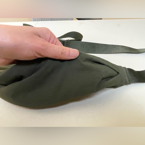 Uniqlo green round mini shoulder bag with sushi embroidery - Picture 4 of 9